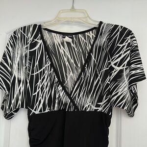 Woman’s black and white shirt, V-neck (SZ:M)